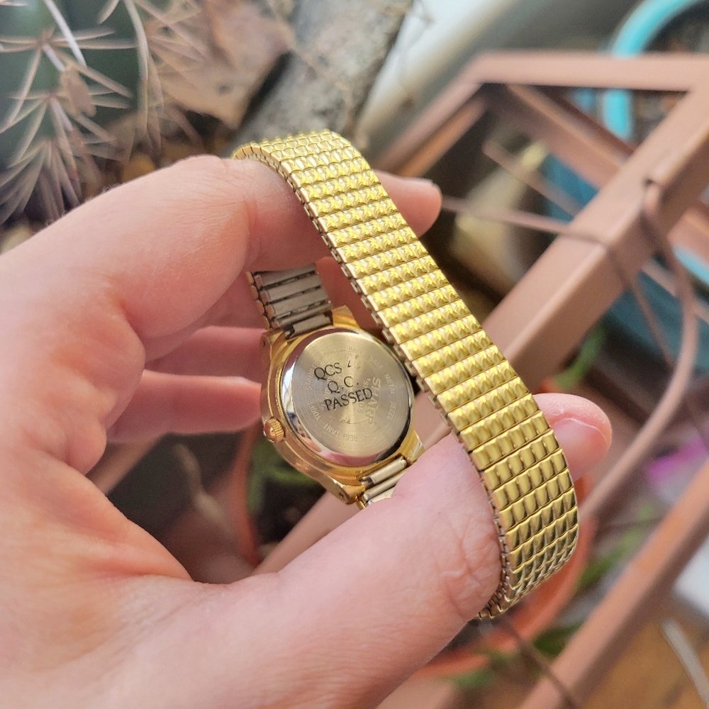 Sharp Gold Calendar Round Stretch Watch - Picture 10 of 10